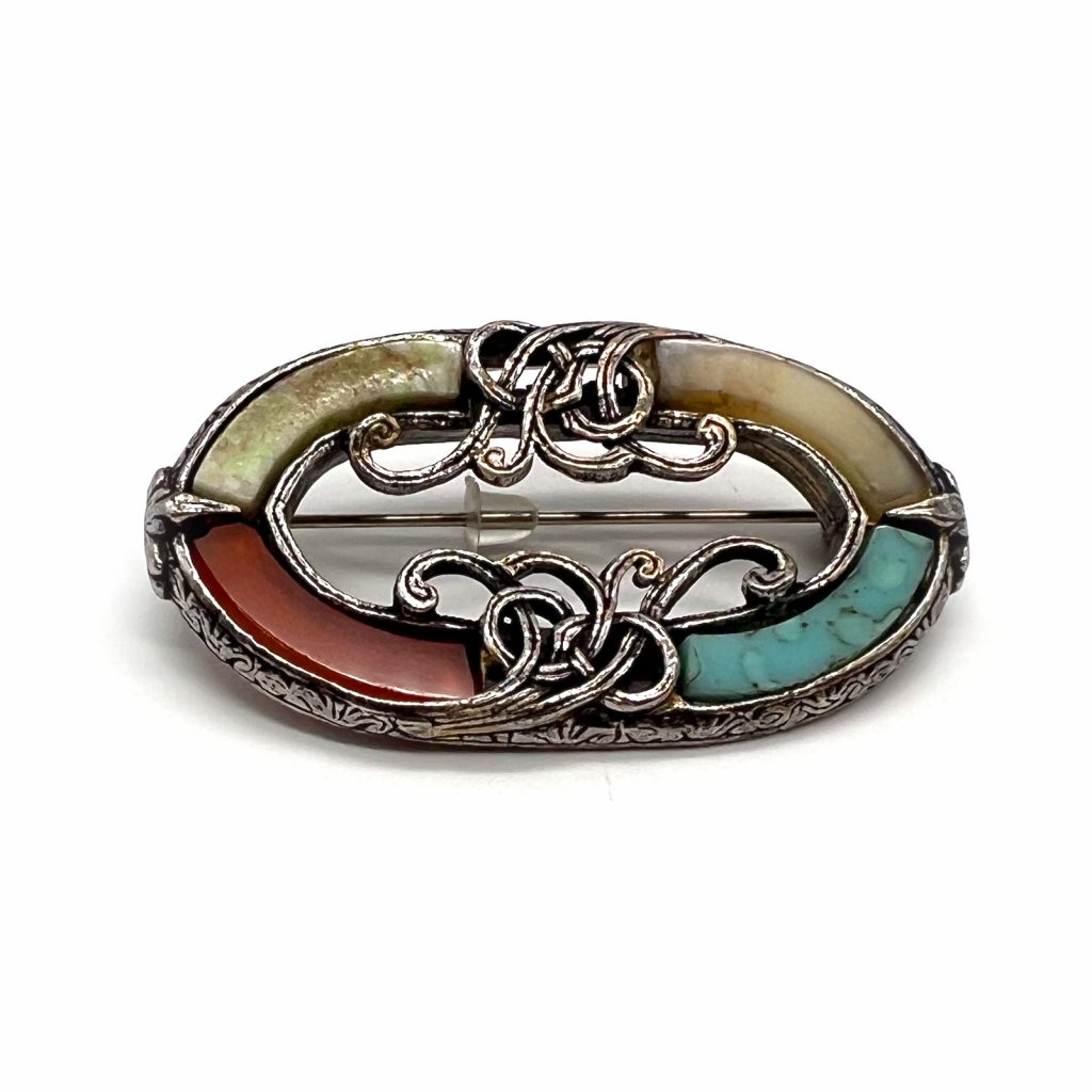 Oblong kilt pin