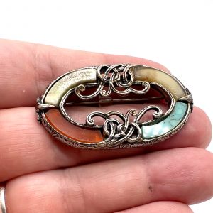 Oblong kilt pin