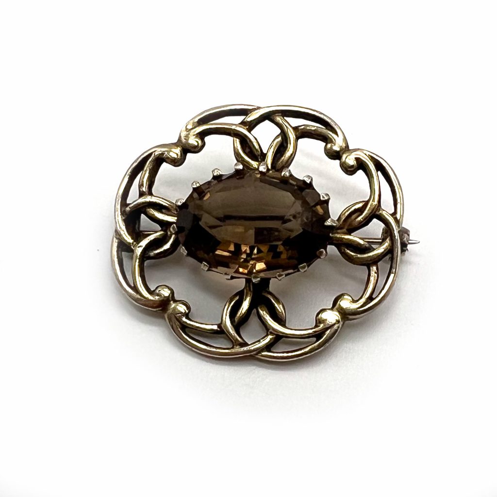 Oval kilt pin